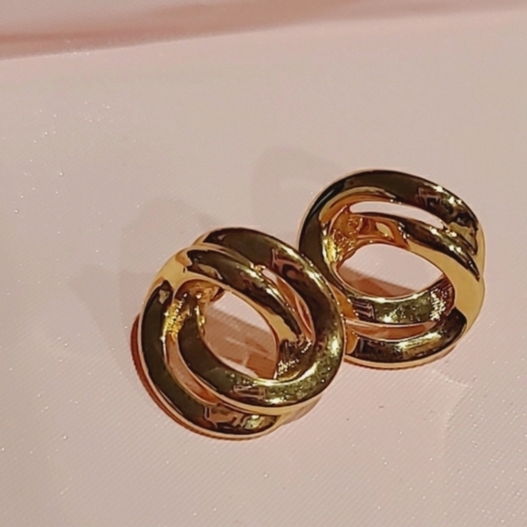 Womens Gold tone earrings, interlocking circles 🌴 - Picture 3 of 6